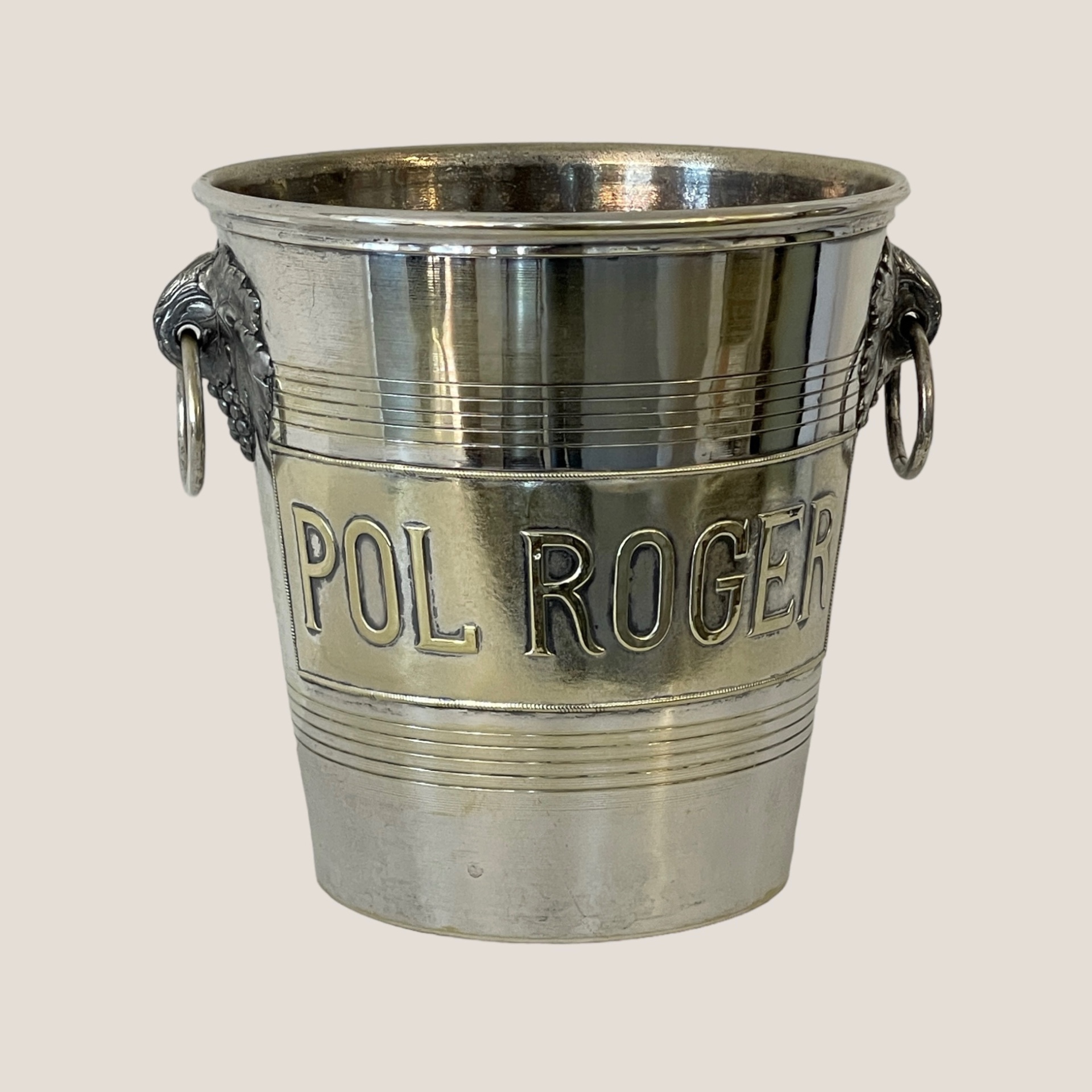Lot - F. W. QUIST (ORFÈVRE) Grand seau à champagne Art Déco en métal argenté, circa 1930, corps ovalisé pouvant accueillir deux bouteilles